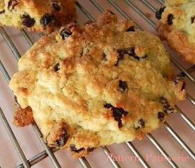 Rock Buns, Buns Recipe Easy, Barbados Food, Dessert Loaf, Rock Cakes, Guyanese Recipes, Cakes Simple, Bread Buns, Bread Puddings