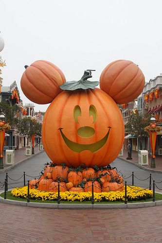 Main Street Pumpkin 2011 | Flickr - Photo Sharing! Disney Fall Aesthetic, How To Carve Pumpkins, Disney Halloween Diy, Halloween Pumpkin Carving Ideas, Disney Pumpkin Painting, Disney Fall, Carve Pumpkins, Disney Best Friends, Halloween Pumpkin Carving