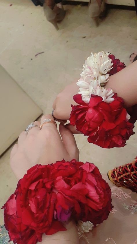 Gajrey Hands Dp, Wedding Flower Jewelry, Wedding Snapchat, Oriflame Beauty Products, Full Hand Mehndi, Birthday Quotes Funny For Him, Beginner Henna Designs, Girly Dp, Flower Photoshoot