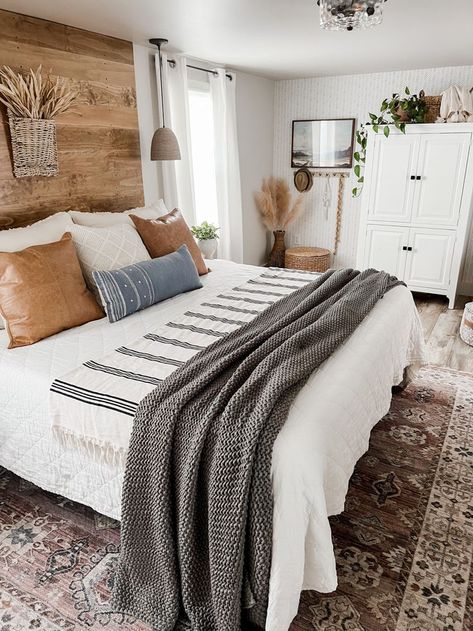 Home Bedroom Refresh Cozy Western Home Decor, Modern Boho Farmhouse Master Bedrooms, Rustic Coastal Decor Bedroom, Farmhouse Room Decor Bedroom, Master Cabin Bedroom, Clean Rustic Bedroom, Bohemian Farmhouse Decor Bedroom, Bedroom Ideas Country Rustic, Modern Rustic Cabin Bedroom