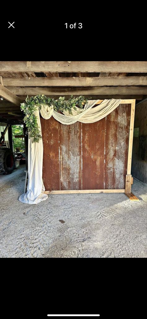 Tin Wedding Backdrop, Tin Backdrop Wedding, Western Backdrop Ideas, Diy Rustic Wedding Decorations, Wood Backdrop Wedding, Barn Door Wedding, Wedding Ceremony Backdrop Outdoor, Country Wedding Photos, Photo Booth Backdrop Wedding