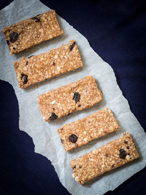 If you need a portable breakfast to go, this recipe is for you! Make it on the weekend and store these high-fibre breakfast bars in the fridge. Rye flakes give these bars a nutty flavour I really like, but other grains like spelt flakes or large-flake rolled oats work just as well. Nutrition: 198 calories, 4 g protein, 4 g fibre per serving. Fibre Breakfast, Portable Breakfast, Flake Recipes, High Fiber Breakfast, High Fibre, Balanced Breakfast, Ginger Nut, Cranberry Recipes, Protein Ball