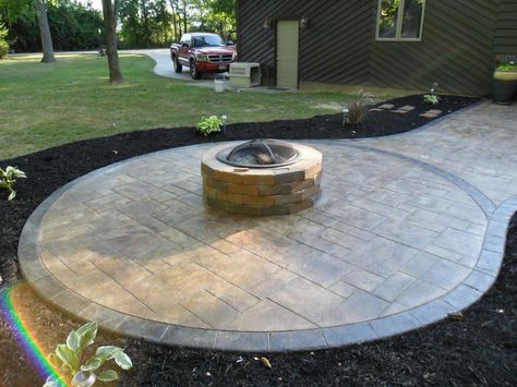 Stamped concrete patio with fire pit and acid staining. Concrete Patio With Fire Pit, Patio With Fire Pit, Stone Step, Cement Patio, Brick Patio, Concrete Patio Designs, Fire Pit Landscaping, Hot Tub Backyard, Patio Fireplace