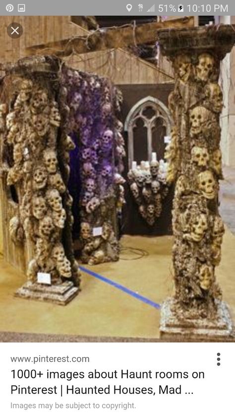 Skull column Catacombs Halloween Decor, Skull Archway Diy, Graveyard Halloween Decorations, Skull Archway, Halloween Archway Diy, Halloween Columns, Halloween Archway, Decoration Hall, Graveyard Halloween