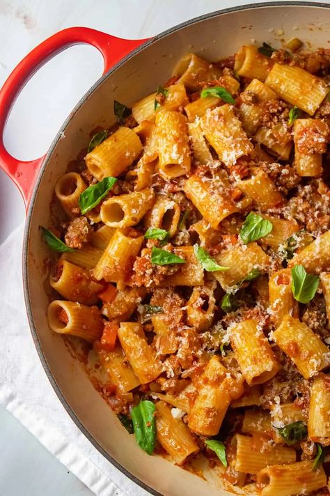 pound ground chuck bee Bolognese Spaghetti, Beef Recipes Healthy, Giada Recipes, Italian Night, Italian Comfort Food, Ground Beef Recipes Healthy, Bolognese Recipe, Beef Pasta, Pasta Pasta