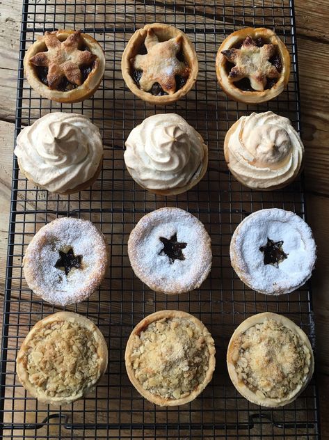 Christmas Cooking Recipes, Pie Meringue, Mini Mince Pies, Paul Hollywood Recipes, Christmas Breads, Mince Pie Recipe, British Baking Show Recipes, Christmas Recipe Ideas, Meringue Topping