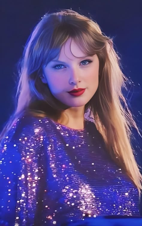 Taylor Swift Curly Hair, Blonde Ringlets, Taylor Swift Hairstyles, Brunette Looks, Iconic Taylor Swift, Concert Hair, Curly Fringe, Iconic Hairstyles, Taylor Swift Icon