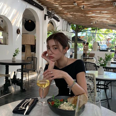 Cafe Pictures, 사진 촬영 포즈, Poses References, Instagram Pose, Instagram Photo Inspiration, Ideas For Instagram Photos, Old Money Aesthetic, How To Pose, 가을 패션