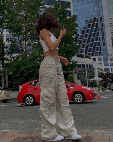 Short Curly Hair Inspiration, Cargo Pants Outfit Girl, Style With Cargo Pants, Fashion Trousers Women, China Street Fashion, Cargo Outfit, Fashion Trousers, Cargo Pants Outfit, City Pictures