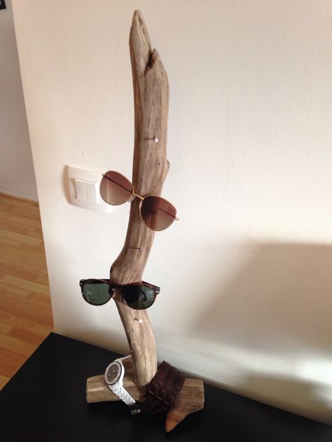 Porte lunettes et montres en bois flotté. Sunglasses Display Diy, Sunglass Storage, Eye Corner, Sunglasses Display, Sunglasses Storage, Vide Dressing, Home Art, Face Mask, Sculpture