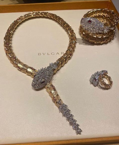 Bvlgari Aesthetic, Jewelry Bulgari, قلادات متدلية, Bulgari Jewelry, Dope Jewelry Accessories, Bvlgari Jewelry, Expensive Jewelry Luxury, Luxe Jewelry, Jewelry Accessories Ideas