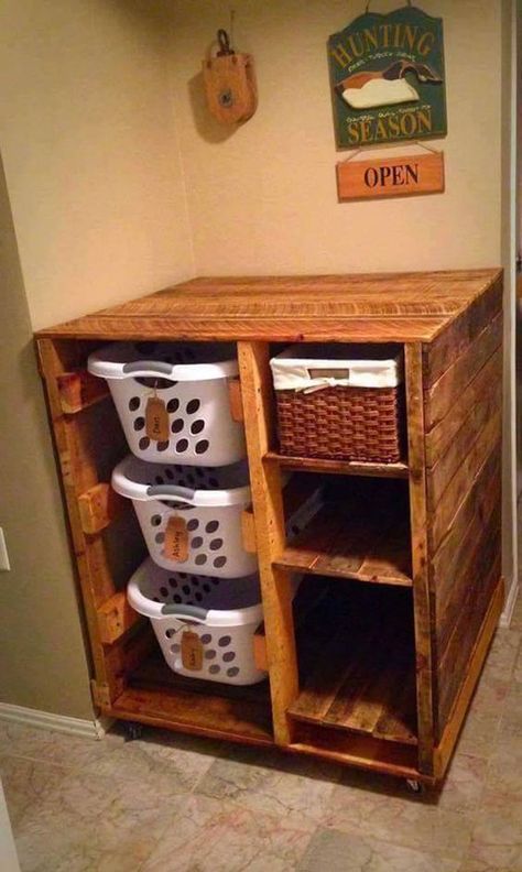 Pallet Laundry Basket Holder with Shelves...these are the BEST DIY Pallet Ideas! Laundry Basket Dresser, Laundry Basket Holder, Pallet Furniture Designs, Pallet Decor, Laundry Baskets, Pallet Shelves, Diy Laundry, Diy Holz, Wood Pallet Projects