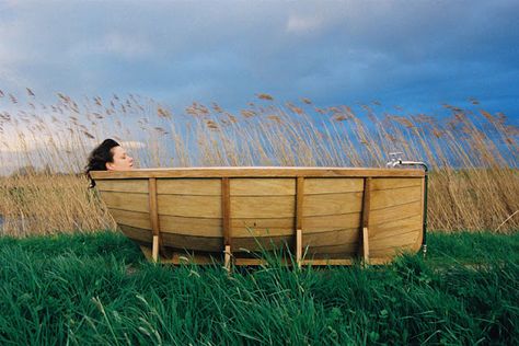 bath / hot tub in a boat Outdoor Bathtub, Kayak Storage, Beach Haven, Bathroom Tub, Contemporary Living Spaces, Relaxing Bath, Bathtubs, Wooden Boats, Bath Shower