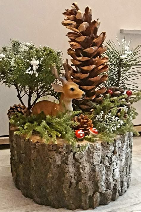 Christmas Decorations Centerpiece, Christmas Flower Arrangements, Christmas Floral Arrangements, Christmas Centerpieces Diy, Diy Christmas Decorations Easy, Christmas Arrangements, Holiday Crafts Christmas, Tree Stump, Christmas Decorations Rustic