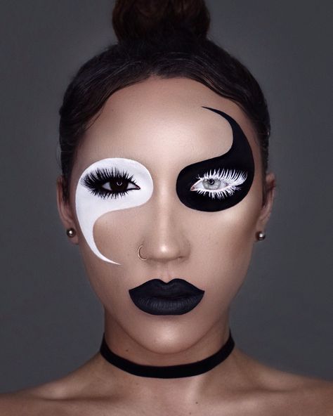 Yin Yang makeup face art Extreme Make-up, Fantasy Make-up, Halloweenský Makeup, Halloween Make-up Looks, Black And White Makeup, Drag Make-up, Face Art Makeup, Halloween Makeup Inspiration, White Makeup