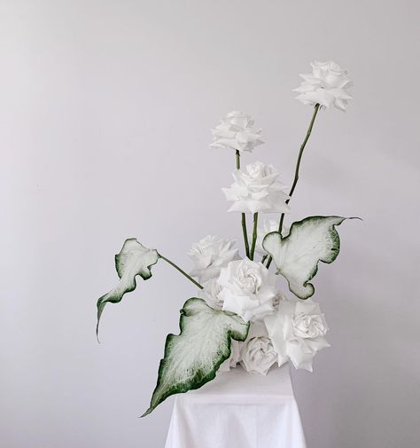 White Floral Arrangements Centerpieces, White Ikebana, Green And White Flower Arrangements, Kenzan Floristic Wedding, Green And White Floral Arrangements, Monochrome Flower Arrangement, Sculptural Wedding Flowers, Whimsical White Flower Arrangements, White Ikebana Vase