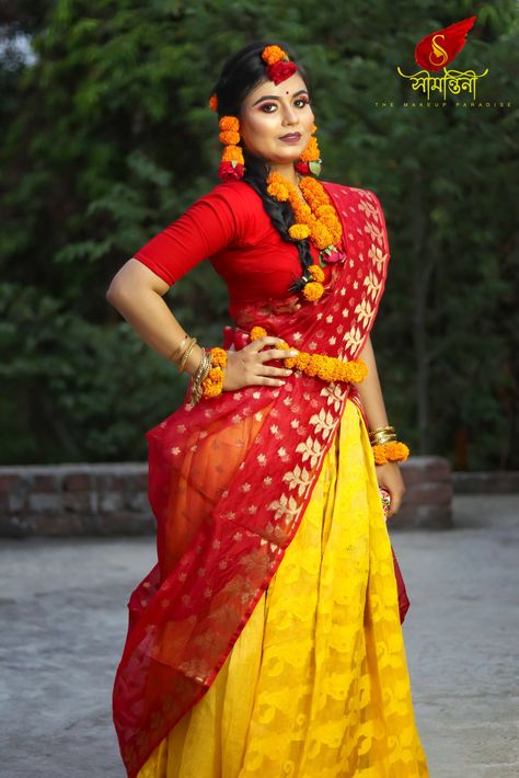 Haldi Stills For Women, Birde Haldi Pose, Halad Poses, Bride Mangala Snanam Stills, Haldi Outdoor Photoshoot, Bengali Bride Haldi Pose, Bridal Haldi Photoshoot Poses Indian, Haldi Dulhan Pose, Haldi Poses For Bride Simple