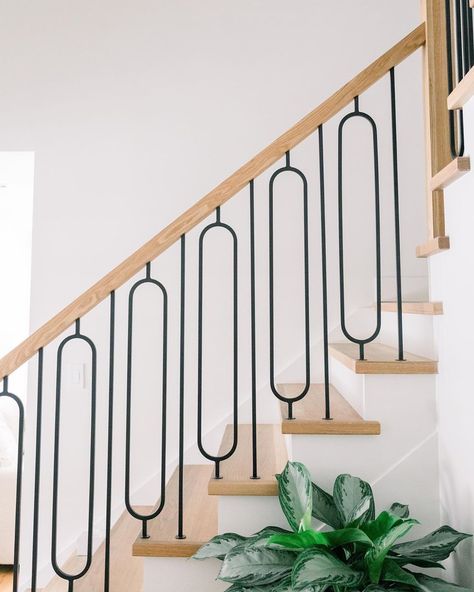 Instagram'da Candace Plotz Design: “Stairway to heaven ... sort of but really it’s just the new staircase at our #stonehideaway project.” Custom Staircase, Interior Stair Railing, Unique Interiors, Staircase Railing, Staircase Railing Design, Staircase Handrail, Iron Stair Railing, House Design Trends, New Staircase