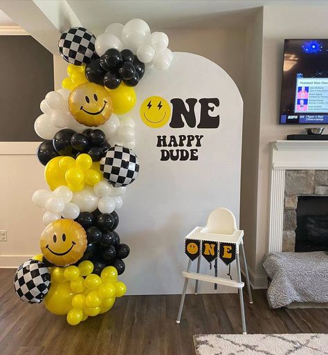 Smiley Theme Birthday Party Decoration, One Happy Dude First Birthday Backdrop, One Happy Dude Arch Backdrop, One Happy Dude Decoration Ideas, One Happy Dude Balloon Garland, One Happy Dude Birthday Photoshoot, Vans First Birthday, One Happy Dude First Birthday Food Ideas, Smile First Birthday