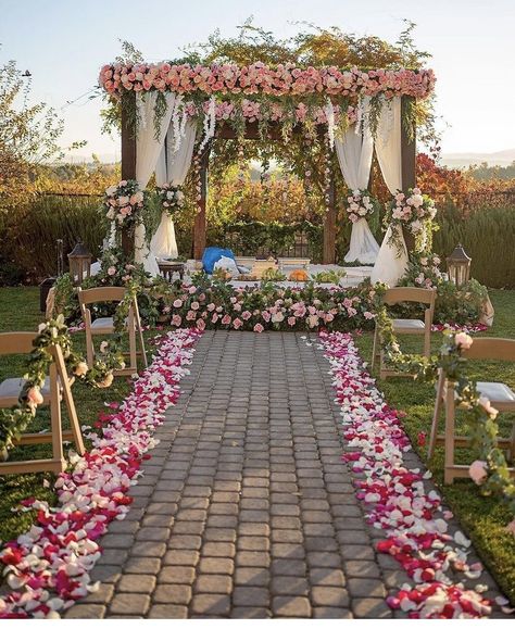 Garden Indian Wedding, Garden Wedding Ceremony Decorations, Mandap Ideas, Reception Decoration Ideas, Ceremony Arrangements, Hindu Wedding Decorations, Indian Wedding Decorations Receptions, Small Wedding Decor, Mandap Design