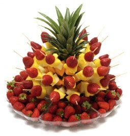 It's Written on the Wall: Arranging Fruit to make it look fabulous! Yummy recipes! Fruit Kabobs Display, Fruits Decoration, Fruit Creations, Fresh Fruit Recipes, Decorações Com Comidas, Fruit Displays, Fruit Skewers, Fruit Kabobs, Fruit Display