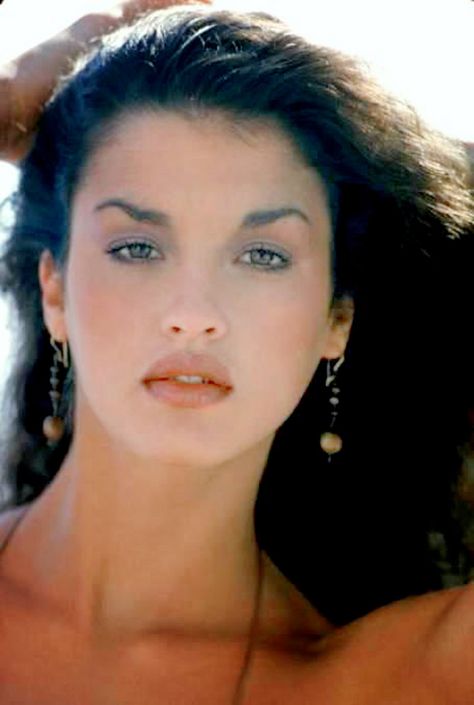 80s - Janice Dickinson. American model. Known for her highly exotic and ethnic looks, Janice was one of the most successful models throughout the 1970s and 1980s. Famous Supermodels, 90s Fashion For Women, Janice Dickinson, Estelle Lefébure, 90s Fashion Women, Original Supermodels, Under The Knife, 90s Supermodels, 80s And 90s Fashion