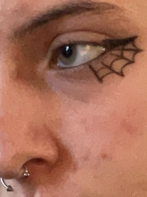 Easy Spiderweb Eyeliner, Cobweb Eyeliner, Spider Makeup Looks, Spooky Eyeliner, Spider Eyeliner, Spider Web Eyeliner, Web Eyeliner, Spiderweb Makeup, Eye Poses