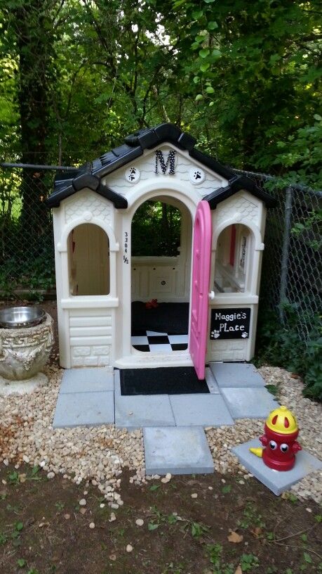 Dog house from a playhouse. Used a wooden board and vinyl tiles for the floor. Dog Playhouse Outdoor, Playhouse For Dogs, Playhouse Makeover For Dog, Upcycled Dog House, Playhouse Dog House, Playhouse Into Dog House, Playhouse To Doghouse, Diy Dog House From Playhouse, Doghouse Diy Outdoor Large