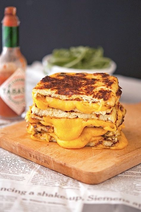 I am generally pretty anti-bread substitute but I might try this. Cauliflower Crust Grilled Cheese Cauliflower Grilled Cheese, Keto Lunches, Cauliflower Crust, Low Carb Vegetarian, Favorite Comfort Food, Cheese Sandwich, Grilled Cheese Sandwich, Provolone, Cauliflower Recipes