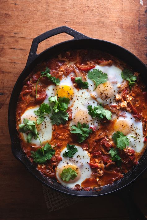 Shakshuka Meals Of The Day, Cast Iron Skillet Recipes, Cast Iron Recipes, God Mat, Egg Breakfast, Middle Eastern Recipes, African Food, Iron Skillet, Tortillas