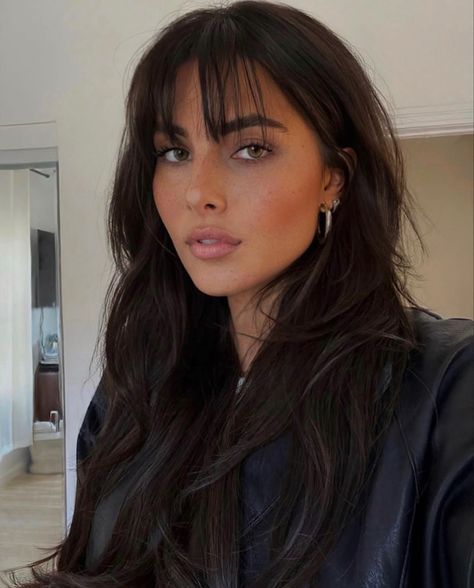 Brown Hair Bangs, Rambut Brunette, Kadeřnické Trendy, Brown Hair Inspo, Vlasové Trendy, Bangs With Medium Hair, Wispy Bangs, Haircuts Straight Hair, Long Hair With Bangs