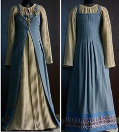 I wonder how the pleats of the underdress were done. Viking Apron Dress, Norse Clothing, Gaun Abad Pertengahan, Costume Viking, Viking Garb, Medieval Garb, Viking Dress, Medieval Clothes, Viking Costume