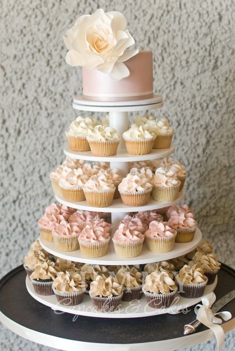 Cupcake Macaron, Desserts Unique, Tower Cake, Macaron Cake, Cake Delicious, Unique Desserts, Cupcake Tower, Wedding Dessert, Wedding Cakes With Cupcakes