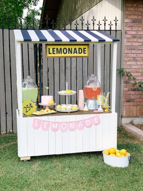 If you’re looking to build a DIY Lemonade Stand here is some great inspiration for you! Your kids will love having a little lemonade stand of their own and you’ll love styling darling photoshoots with this multi-use stand! Donut Stand Ideas, Lemonade Stand Plans, Adult Lemonade Stand, Homemade Lemonade Stand, Diy Cart, Kids Lemonade Stands, Cocoa Stand, Retro Basement, How To Make Lemonade