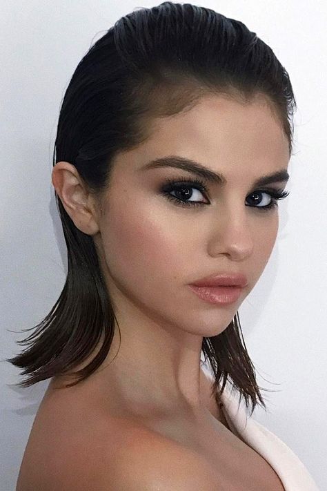 Celebrities proclaim this to be the hottest eye-shadow color for spring... see how they're styling these beauty must haves...Love this darker neutral on Selena Gomez Selena Selena, Selena Gomez Makeup, Selena Gomez Hair, Lob Styling, Slicked Back Hair, Hairstyle Look, Marie Gomez, Hair Makeover, Celebrity Beauty