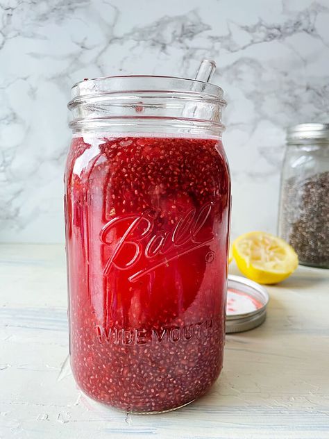 Lemon Chia Seed Water, Chia Seed Drink Recipes, Chia Water, Chia Drink, Soak Chia Seeds, Chia Seed Drinks, Chia Seed Water, Chia Recipe, Chia Seed Recipes