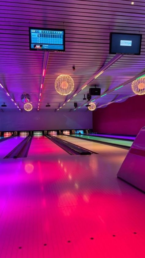 Bowling Night Aesthetic, Bowling Ball Aesthetic, Neon Bowling Party, Aesthetic Bowling Pictures, Fun Fair Aesthetic Night, Bowling Date Aesthetic, Boliche Aesthetic, Bowling Aesthetic Pictures, Bowling Wallpaper