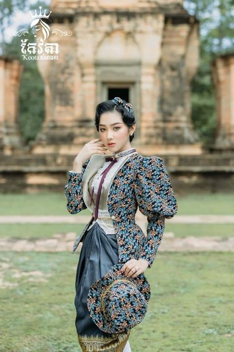 Thai Fashion Modern Casual, Thai Fashion Modern, Cambodia Outfit, Cambodian Dress, Thai Fashion, Ancient Costume, Fashion Design Patterns, Thai Dress, Traditional Dress