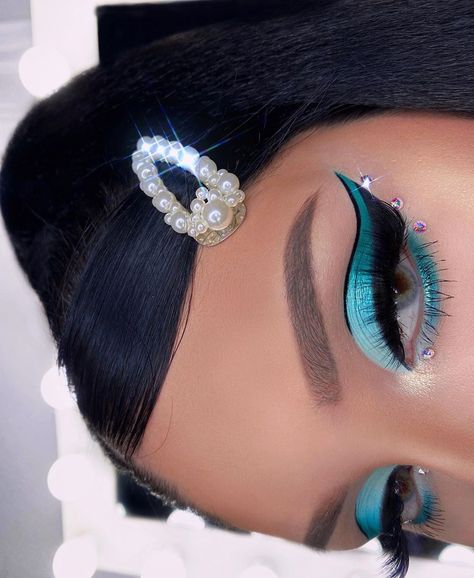 Egirl Make, Egirl Make Up, Blue And Purple Makeup, Christmas Looks, Glitter Makeup Looks, Easter Photography, Easter Makeup, Purple Makeup, Same Love