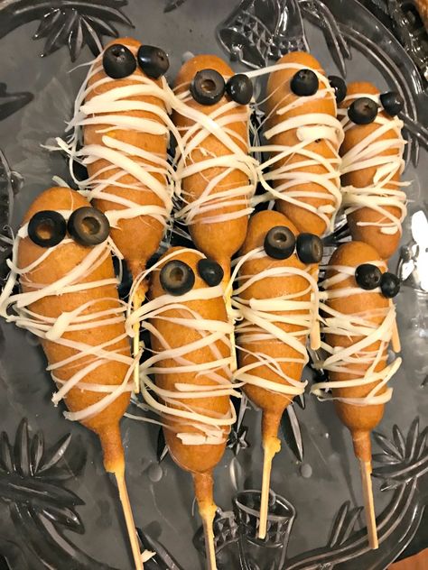 Mummy Corn Dogs, Halloween Food Truck Ideas, Halloween Corn Dogs, Halloween Corndogs, Halloween Birthday Food, Beans And Weenies, Savory Halloween Food, Spooky Foods, Halloween Lunch Ideas