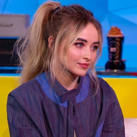 Ryan Gosling Interview, Hair Doo, Modern Disney Characters, Sabrina Carpenter Style, Ponytail Girl, Couple Pics For Dp, Afghan Fashion, Girl Meets World, Korean Couple