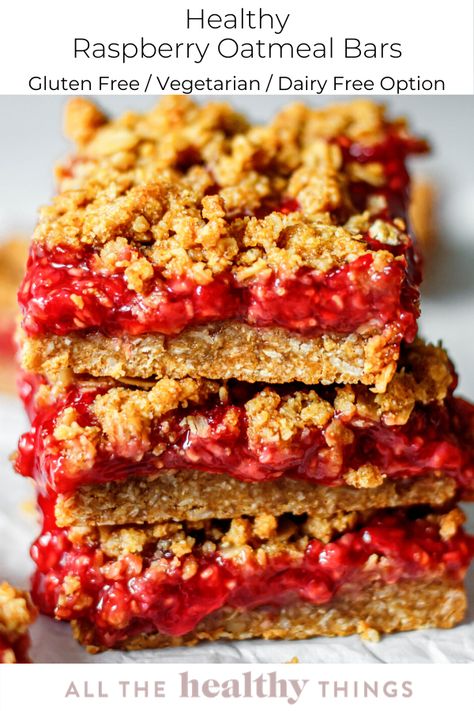 Healthy Raspberry Oatmeal Bars made with juicy fresh raspberries, sweetened with honey and a touch of brown sugar, and gluten free oats. These bars are the perfect treat that everyone will love! Raspberry Oat Bars, Raspberry Oatmeal Bars, Raspberry Crumble Bars, Strawberry Oatmeal Bars, Zucchini Chocolate Chip Muffins, Raspberry Oatmeal, Raspberry Crumble, Gluten Free Bars, Raspberry Bars