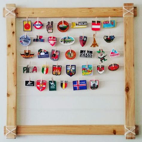 Patch Display Ideas Wall Hangings, Displaying Stickers Collection, Ways To Display Sticker Collection, How To Display Patches Ideas, Ways To Display Patches, Diy Sticker Display Ideas, Travel Patches Ideas, Patch Collection Display Ideas, Ways To Display Pins