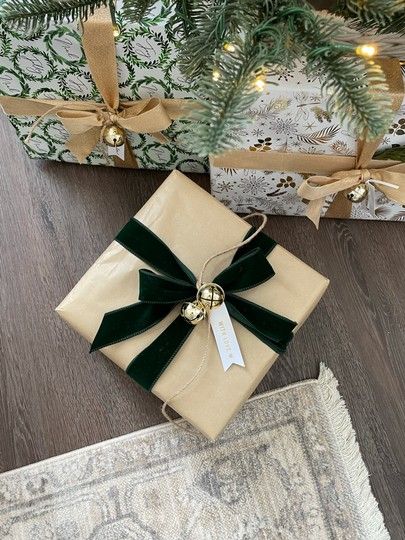 Velvet Ribbon Gift Wrapping, Green Ribbon Christmas Wrapping, Small Christmas Gift Wrapping Ideas, Christmas Wrapping Ideas Velvet Ribbon, Christmas Wrapping With Bells, Velvet Ribbon Present, Christmas Wrapping With Velvet Ribbon, Velvet Christmas Wrapping, Traditional Christmas Wrapping Ideas