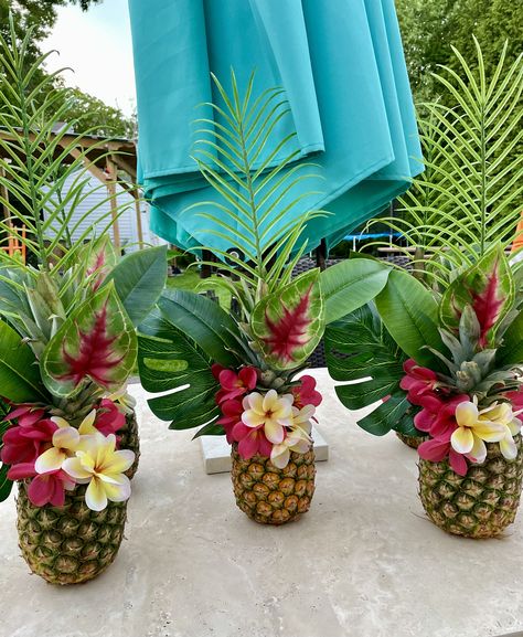 Christmas Luau Centerpieces, Polynesian Birthday Party, Hawaiian Theme Party Decorations Diy, Hawaiian Christmas Centerpieces, Hawaii Party Decor, Luau Party Table Decorations, Hawaiian Crafts For Adults, Luau Wedding Ideas, Love Island Decorations