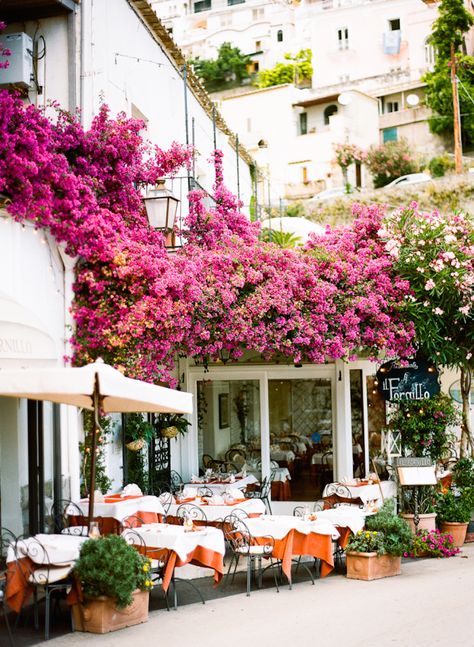 outdoor dining & pink bougainvillea in positano, italy Italy Garden, Manual Driving, Italy Positano, Chocolate Tarts, Positano Italy, Outdoor Cafe, Alfresco Dining, Garden Inspo, Italy Photography