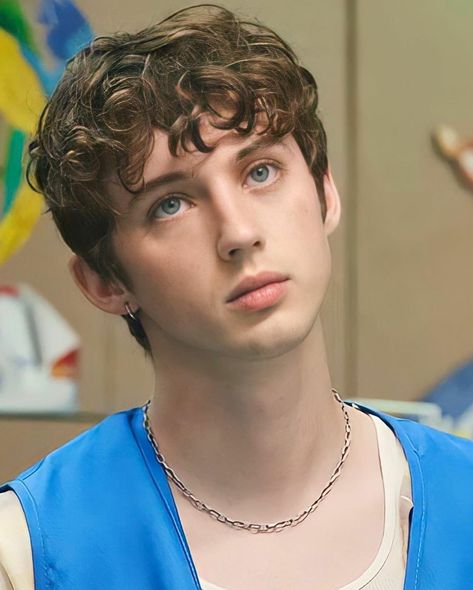 Troy Sivan, Blue Neighbourhood, Really Cute Puppies, Hunks Men, Troye Sivan, Model Face, Hottest Guy Ever, Cute Actors, Celebrity Crush