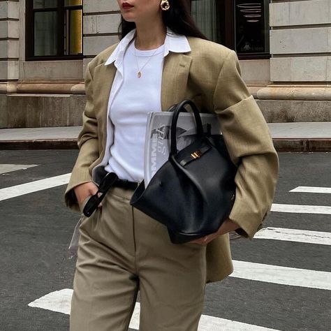 This Affordable Bag Brand Is Every Fashion Insider's Best-Kept Secret — Who What Wear UK Demellier Bags, Victoria Beckham Bags, Minimalism Clothes, Best Designer Bags, Best Kept Secret, Fall Fits, Tote Bag Leather, Fashion Week Street Style, Affordable Luxury