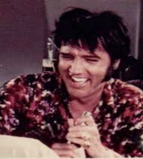 ELVIS SMILING Elvis Presley Laughing, Elvis Smiling, Elvis Funny, Elvis Smile, Elvis 1970, Natalia Core, Elvis Tcb, Elvis Photos, Presley Family