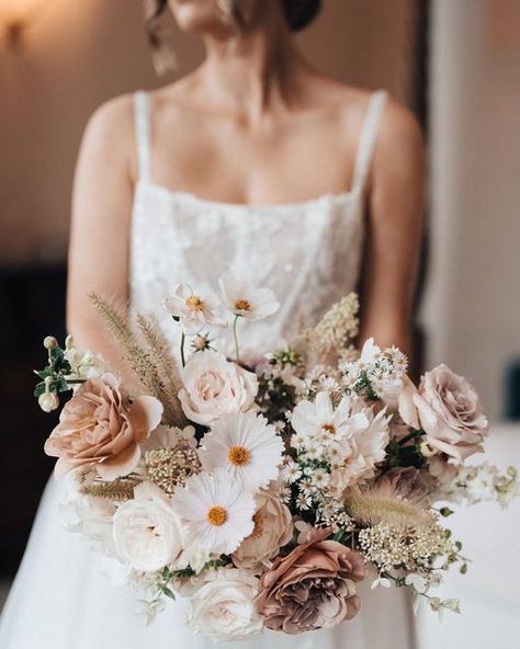 Modern Bridal Bouquets, Modern Prairie, Bridal Bouquet Summer, Neutral Wedding Flowers, Rustic Modern Wedding, Earthy Wedding, Summer Wedding Bouquets, Bridal Bouquet Fall, Daisy Wedding